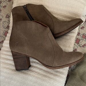 FRYE Women's Tan Suede Ankle Boots